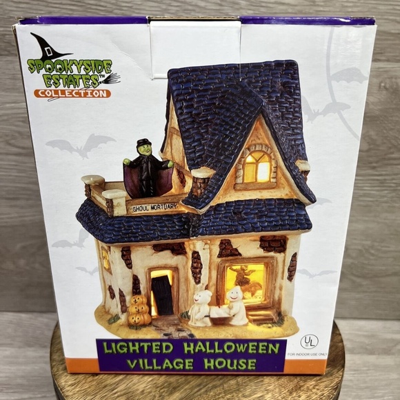 New Old Stock SPOOKYSIDE ESTATES LIGHTED HALLOWEEN VILLAGe House GHOUL Mortuary - Picture 1 of 14